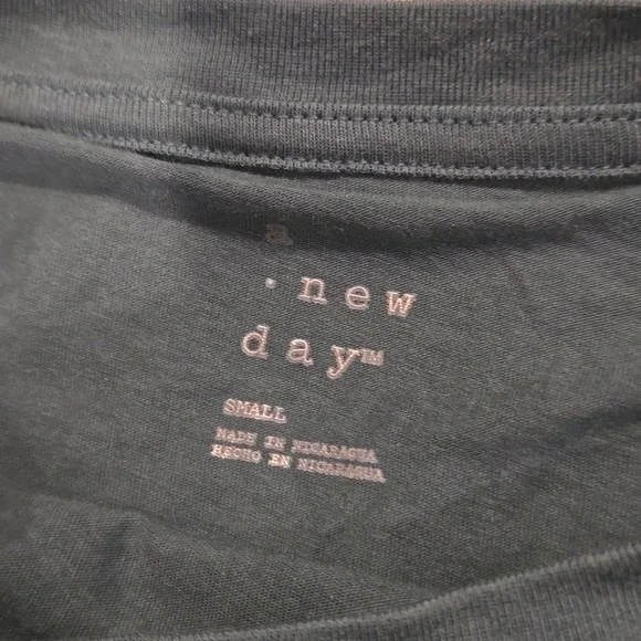 ❤️10/$40 New green tshirt - Picture 3 of 3